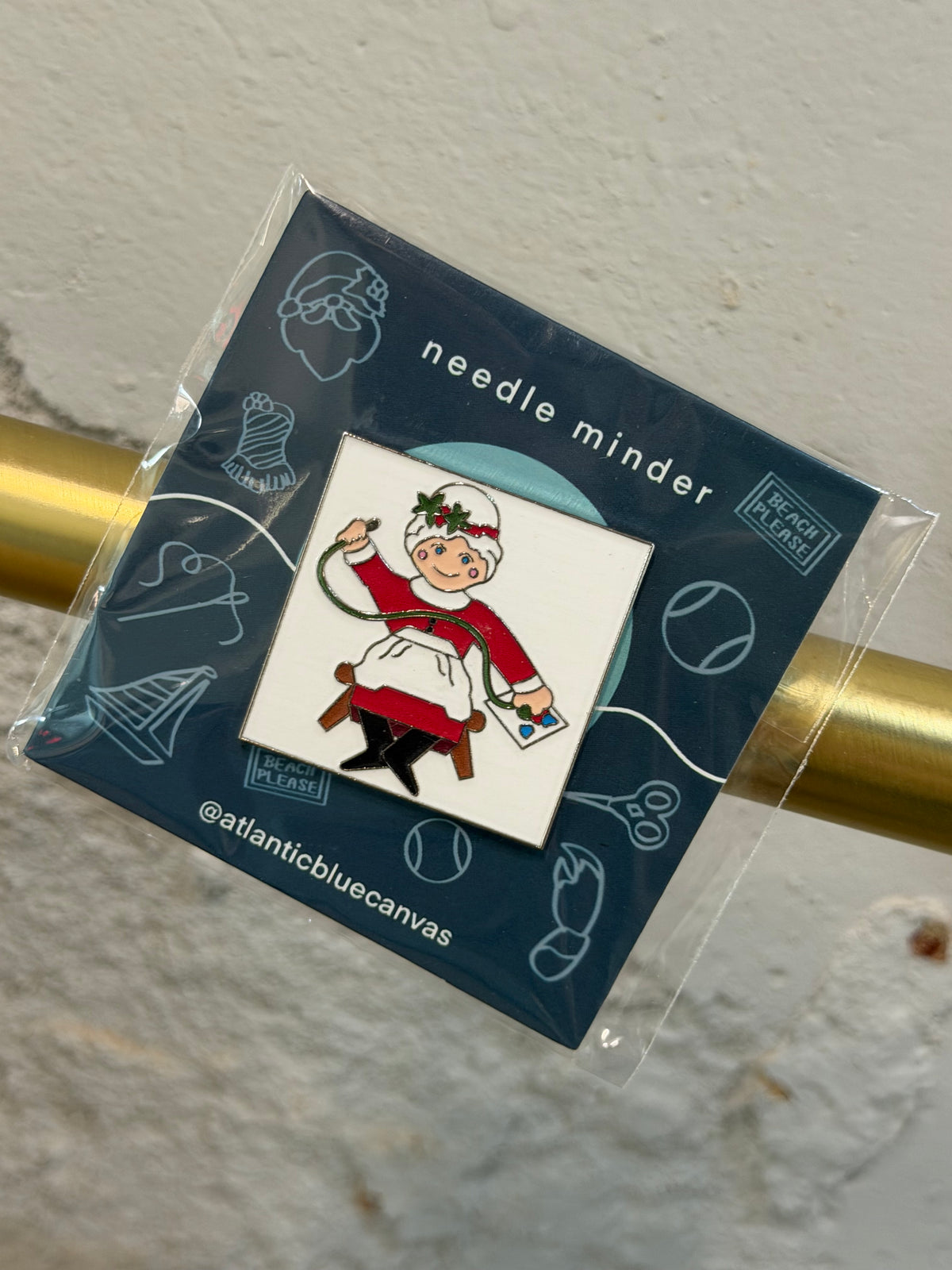 Mrs. Claus Needle Minder